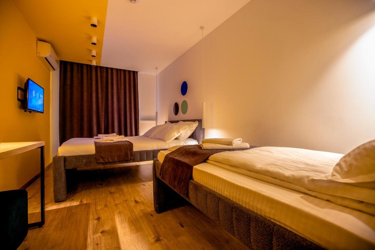 Hotel 4 Llulla พริสตีนา ภายนอก รูปภาพ