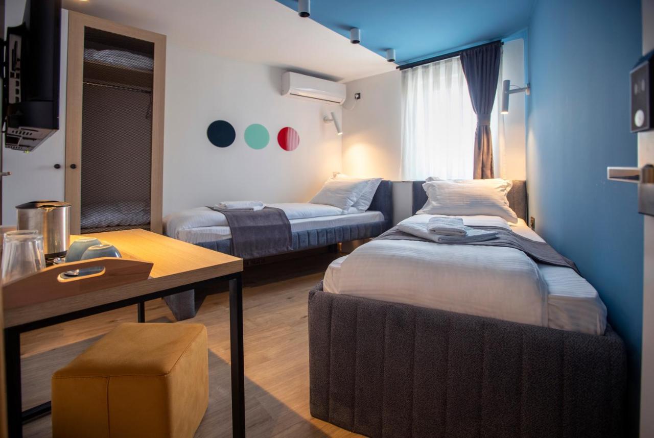 Hotel 4 Llulla พริสตีนา ภายนอก รูปภาพ