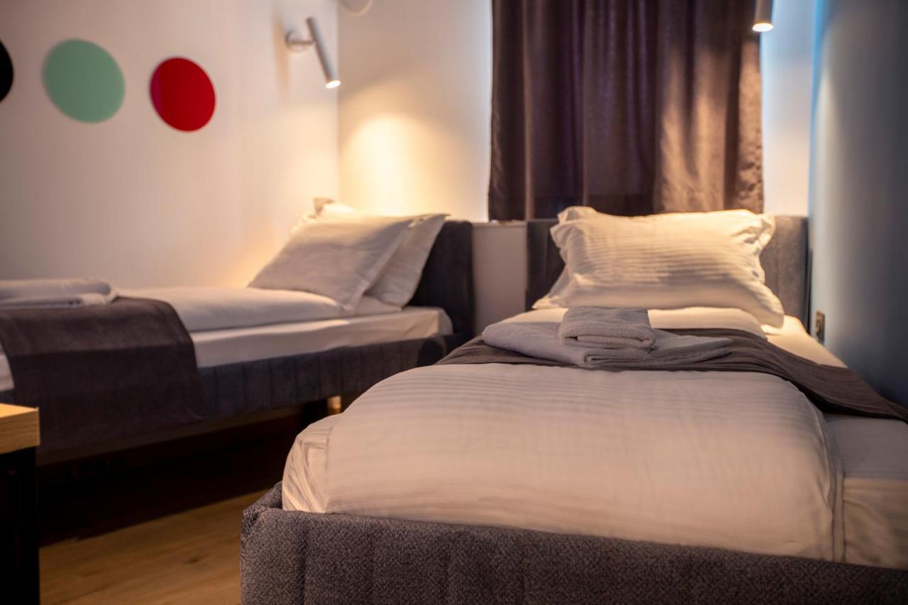 Hotel 4 Llulla พริสตีนา ภายนอก รูปภาพ