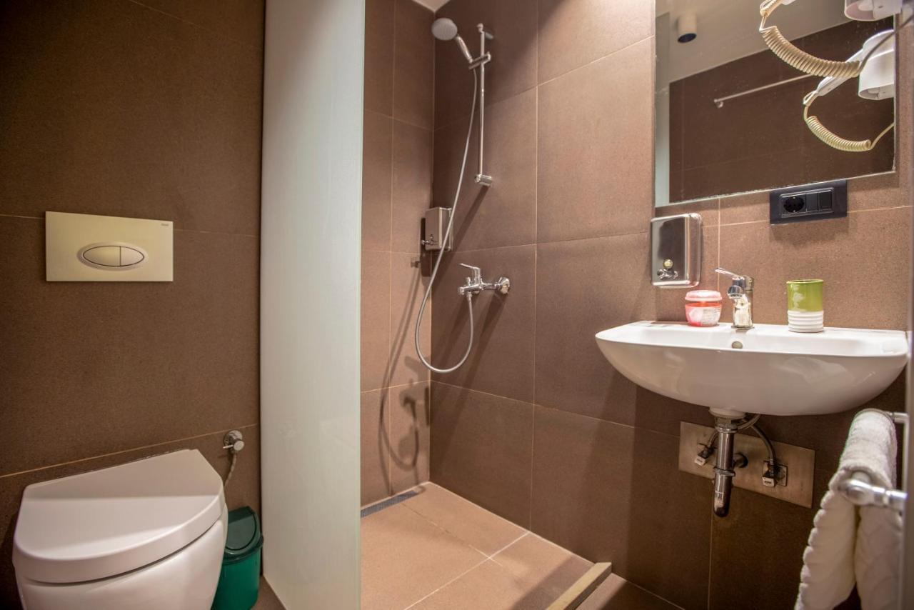 Hotel 4 Llulla พริสตีนา ภายนอก รูปภาพ