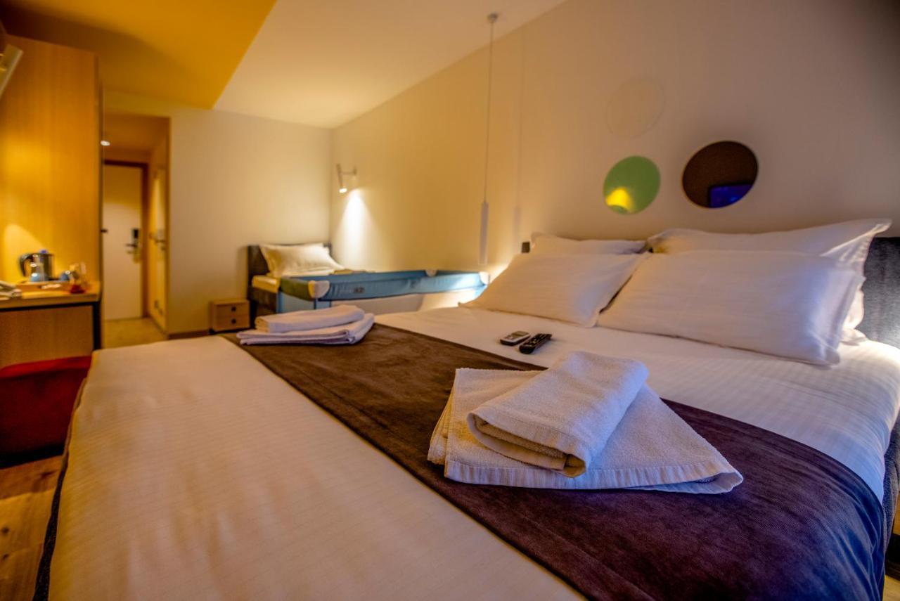 Hotel 4 Llulla พริสตีนา ภายนอก รูปภาพ