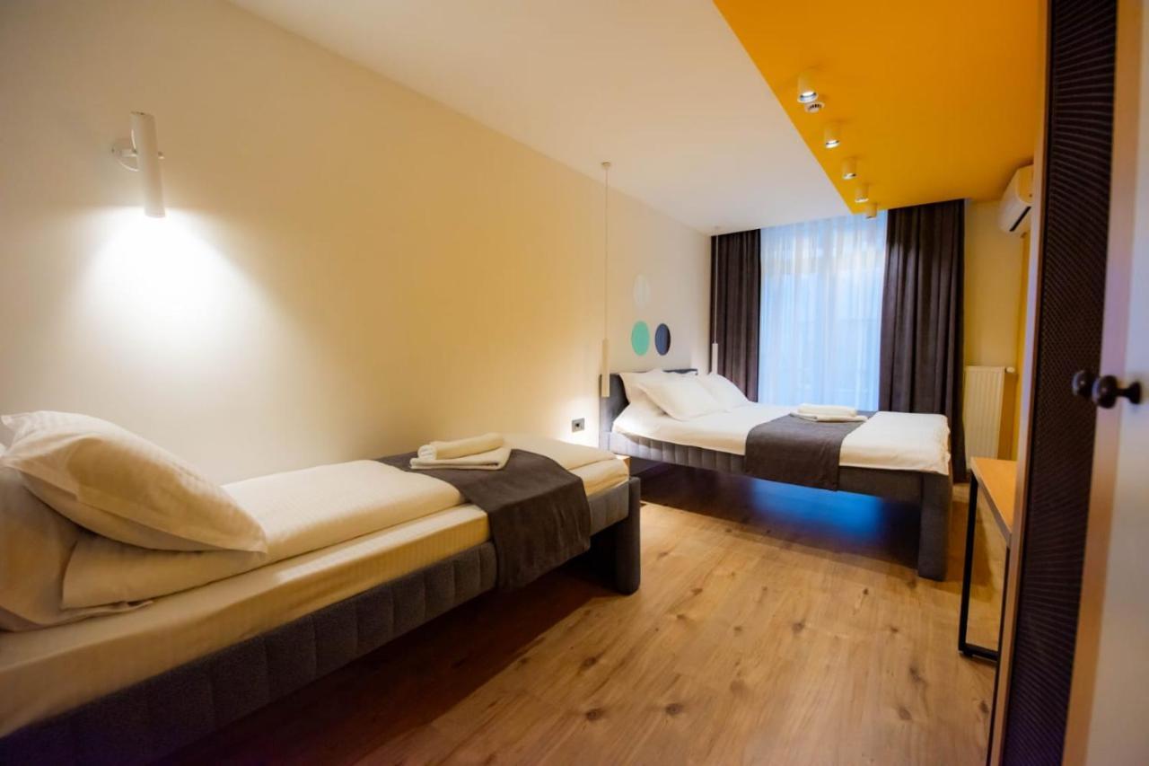 Hotel 4 Llulla พริสตีนา ภายนอก รูปภาพ