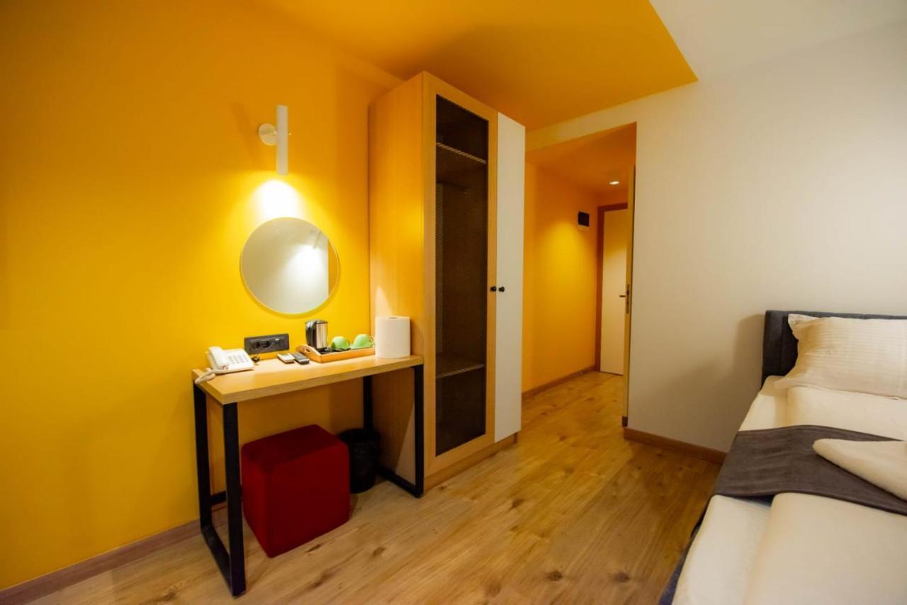 Hotel 4 Llulla พริสตีนา ภายนอก รูปภาพ